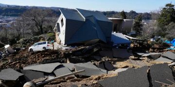 El terremoto de 6.9 grados causó severos daños en Miyazaki, Japón, donde se emitió una alerta de tsunami.