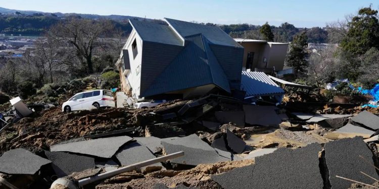 El terremoto de 6.9 grados causó severos daños en Miyazaki, Japón, donde se emitió una alerta de tsunami.