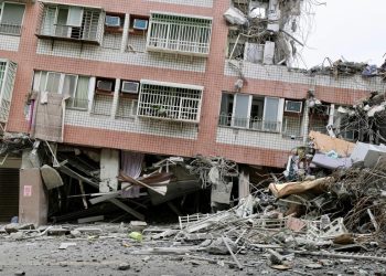 Uno de los edificios que resultó con daños serios a causa del terremoto de 6.4 grados de magnitud en el sur de Taiwán.