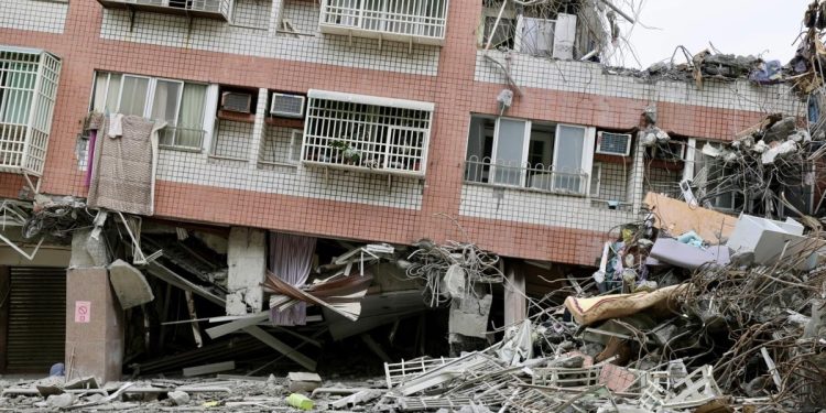 Uno de los edificios que resultó con daños serios a causa del terremoto de 6.4 grados de magnitud en el sur de Taiwán.