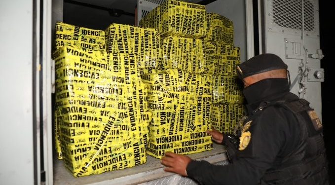 Autoridades trasladan más de 3 mil kilogramos de cocaína incautados en aguas del océano Pacífico.