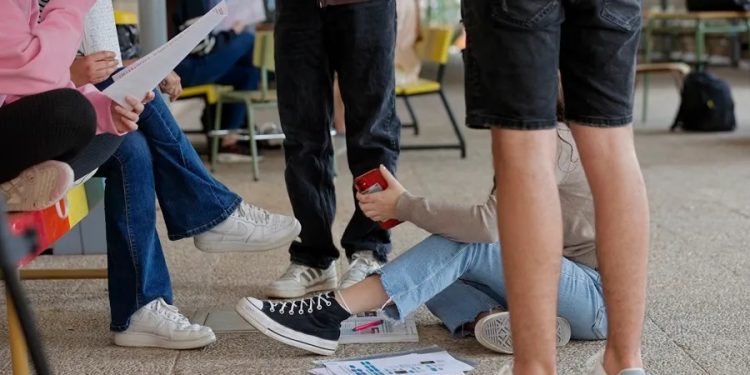 La Unesco señala un aumento de países que prohíben el uso de teléfonos celulares en las escuelas.