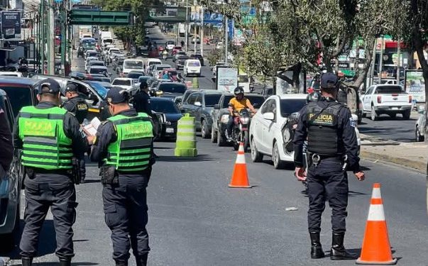 Uno de los operativos masivos contra los taxis piratas en la capital de esta semana. / Foto: PNC.