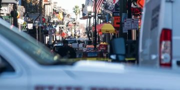Vista de la la concurrida calle Bourbon, donde ocurrió el ataque en la madrugada del Año Nuevo en Nueva Orleans.