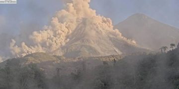 Se debe evitar acercarse al área del volcán Santiaguito, en El Palmar, Quetzaltenango, debido a la intensa actividad del coloso, señalan las autoridades.