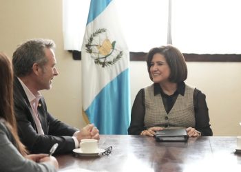 Vicepresidenta se reúne con el director del Inguat.
