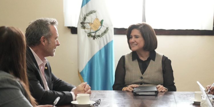 Vicepresidenta se reúne con el director del Inguat.