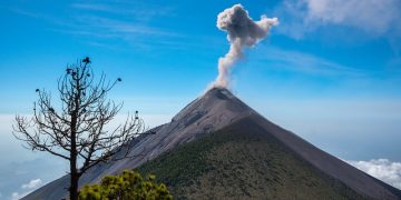 Volcán de Fuego en actividad moderada. // Foto: Conred.