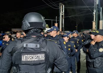 En los allanamientos, los agentes también han asegurado diversos indicios que podrían ser clave en el desarrollo del caso. / Foto: PNC