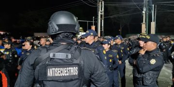 En los allanamientos, los agentes también han asegurado diversos indicios que podrían ser clave en el desarrollo del caso. / Foto: PNC