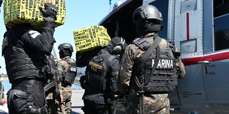 Primera incautación de cocaína de 2025. Con estas acciones, el gobierno reafirma su compromiso con la lucha contra el crimen organizado, buscando fortalecer la seguridad y la estabilidad del país. / Foto: Ejército