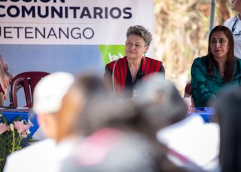 La doctora Lucrecia Peinado, primera dama de la Nación, junto a funcionarias cuidadoras, maestras y niños del primer CADI inaugurado este año, en Jacaltenango, Huehuetenango. /Foto: SOSEP.