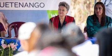 La doctora Lucrecia Peinado, primera dama de la Nación, junto a funcionarias cuidadoras, maestras y niños del primer CADI inaugurado este año, en Jacaltenango, Huehuetenango. /Foto: SOSEP.