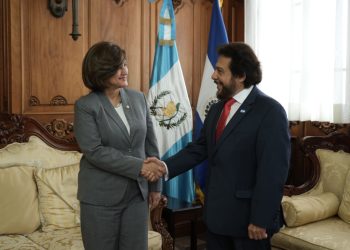 Vicepresidenta Karin Herrera con su homólogo salvadoreño. / Foto: Vicepresidencia de la República.