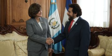 Vicepresidenta Karin Herrera con su homólogo salvadoreño. / Foto: Vicepresidencia de la República.