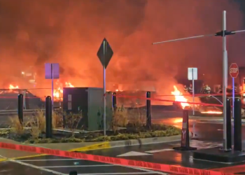 Explosión por caída de avión pequeño en Filadelfia, Estados Unidos. / Foto: Redes sociales.
