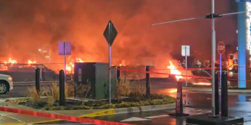Explosión por caída de avión pequeño en Filadelfia, Estados Unidos. / Foto: Redes sociales.