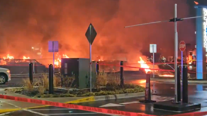 Explosión por caída de avión pequeño en Filadelfia, Estados Unidos. / Foto: Redes sociales.
