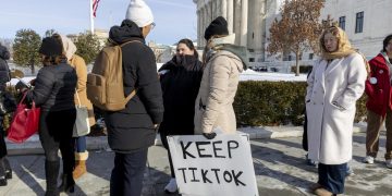 El Tribunal Supremo de EE.UU. mantuvo en firme la ley que obliga a suspender TikTok este domingo 19 de enero.