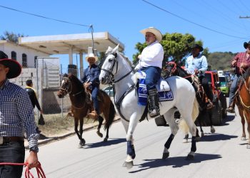 Piden no portar armas de forma ostentosa en los desfiles hípicos. / Foto: Municipalidad de Casillas.