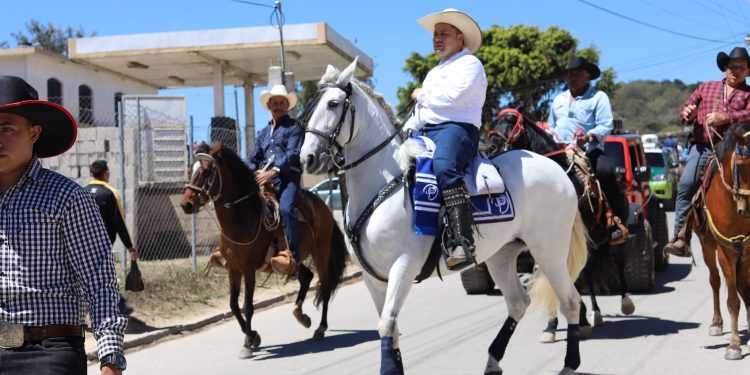 Piden no portar armas de forma ostentosa en los desfiles hípicos. / Foto: Municipalidad de Casillas.