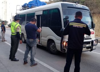 DGT inspeccionó buses de transporte colectivo en carreteras. / Foto: DGT.