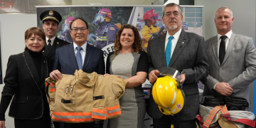 Presidente Arévalo con funcionarios de Canadá, República de China (Taiwán) y el Departamento de Bomberos de Otawwa, en Canadá. / Foto: Lourdes Hércules.