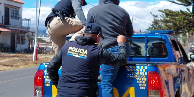 Los agentes involucrados permitían el paso sin que los migrantes cumplieran con los requisitos establecidos por las autoridades migratorias. / Foto: PNC