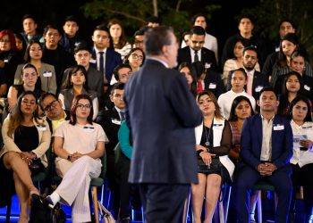 Presidente Bernardo Arévalo lidera dialogo abierto universidad del valle con jóvenes. / Foto: Alvaro Interiano