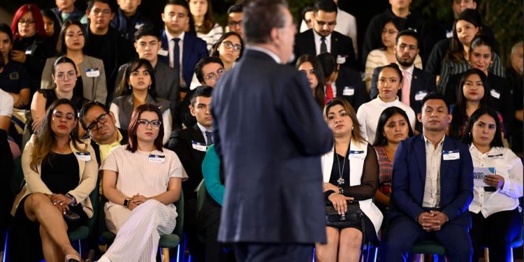 Presidente Bernardo Arévalo lidera dialogo abierto universidad del valle con jóvenes. / Foto: Alvaro Interiano