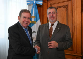 Presidente Bernardo Arévalo con Edmundo González Urrutia. / Foto: Byron de la Cruz.