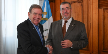 Presidente Bernardo Arévalo con Edmundo González Urrutia. / Foto: Byron de la Cruz.