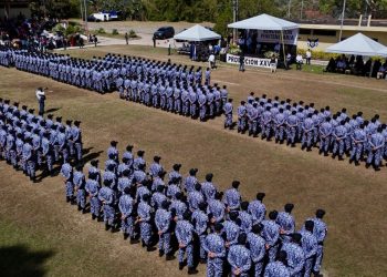 Las autoridades enfatizan que portar la nueva uniformidad implica responsabilidad, compromiso y profesionalismo. / Foto: Mingob