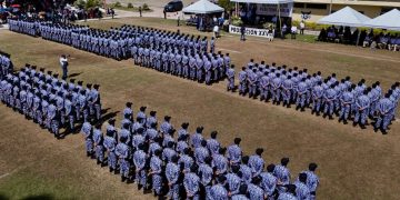 Las autoridades enfatizan que portar la nueva uniformidad implica responsabilidad, compromiso y profesionalismo. / Foto: Mingob