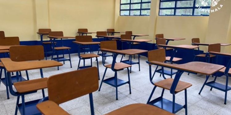 Entregan proyecto educativo en Santa María Chiquimula, Totonicapán