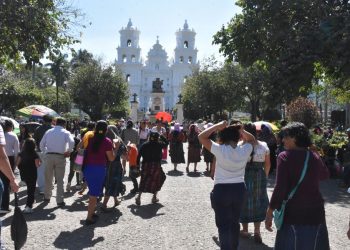 Salud y PNC brindan servicios a personas que llegan a la capital centroamericana de la fe