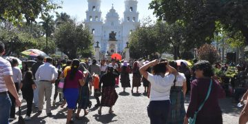 Salud y PNC brindan servicios a personas que llegan a la capital centroamericana de la fe