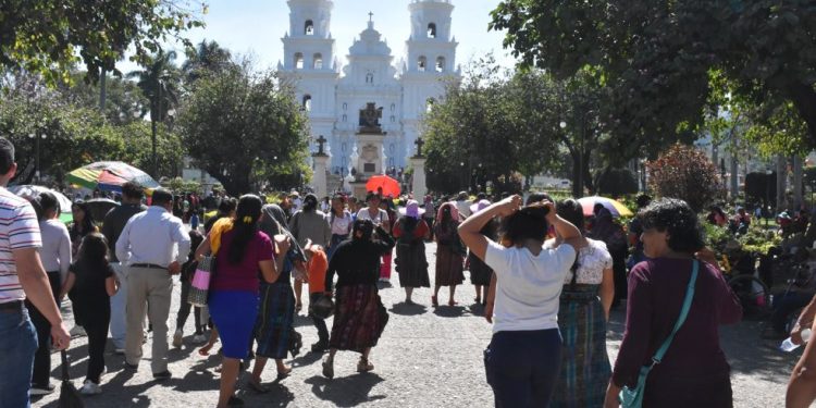 Salud y PNC brindan servicios a personas que llegan a la capital centroamericana de la fe