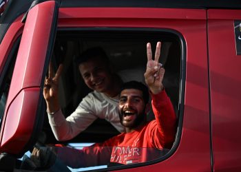 Transportistas de Egipto celebran que podrán ingresar la ayuda humanitaria a Gaza. / Foto: EFE.