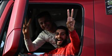 Transportistas de Egipto celebran que podrán ingresar la ayuda humanitaria a Gaza. / Foto: EFE.