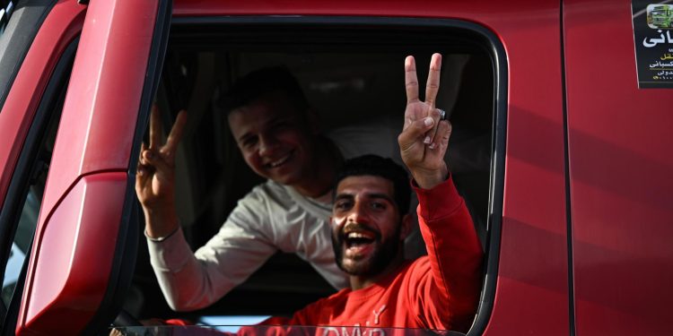 Transportistas de Egipto celebran que podrán ingresar la ayuda humanitaria a Gaza. / Foto: EFE.