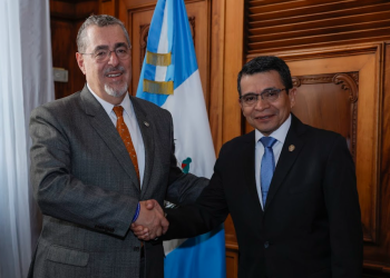 Presidente Bernardo Arévalo con el nuevo ministro de Comunicaciones. / Foto: Gilber García.