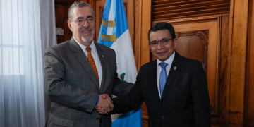 Presidente Bernardo Arévalo con el nuevo ministro de Comunicaciones. / Foto: Gilber García.