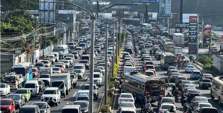 Las horas pico, particularmente entre las 6:00 a.m. y las 8:30 a.m., podrían ser críticas. / Foto: DT - PNC
