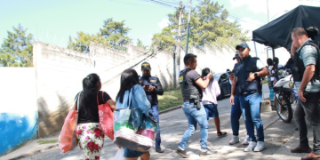 perativo de rutina llevado a cabo en la entrada del Centro Preventivo para hombres y mujeres de la zona 18. / Foto: PNC