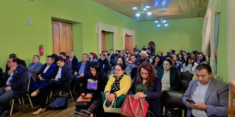 Juramentan a los integrantes del Codede en Quetzaltenango