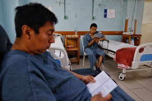 Los pacientes pueden tomar los libros para despejar su mente durante la recuperación en el Hospital Roosevelt. / Foto: MSPAS.