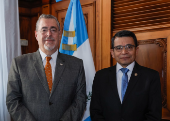 Ministro Díaz Bobadilla (derecha) junto al presidente Bernardo Arévalo. / Foto: Gilber García.