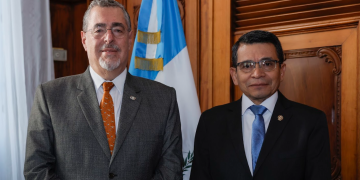 Ministro Díaz Bobadilla (derecha) junto al presidente Bernardo Arévalo. / Foto: Gilber García.