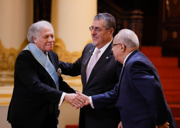 Presidente Arévalo agradeció a Almagro por el apoyo de la OEA a Guatemala. / Foto: Gilber García.